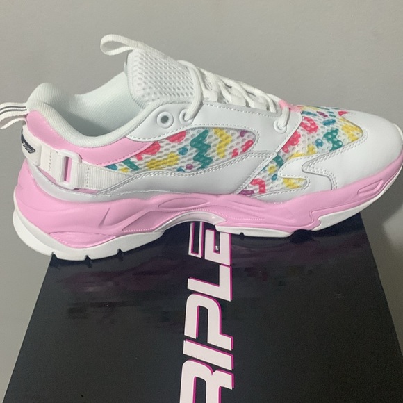 this is a very comfortable and fashionable shoe also very versatile. - Picture 3 of 5